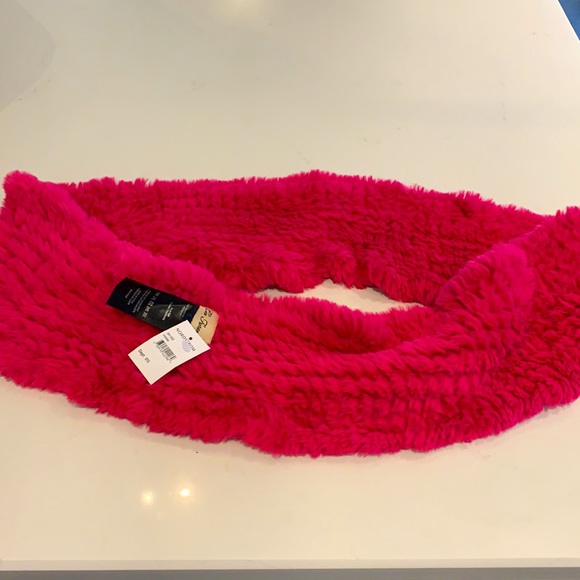 Faux fur fuchsia infinity scarf, NWT - Picture 4 of 7